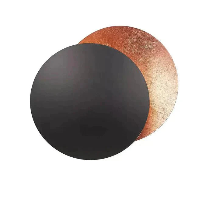 De Wandlamp met Zonsverduistering heeft een elegant ontwerp met een combinatie van een glanzend gouden afwerking. De cirkelvormige panelen overlappen elkaar, wat een dramatisch effect creëert, perfect voor een stijlvolle en sfeervolle verlichting in je ruimte.