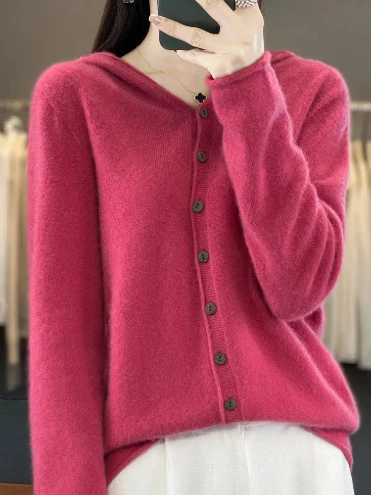 
Warren Comfort Trui in fuchsia, met een capuchon en knoopsluiting aan de voorkant. Deze zachte, ademende trui biedt een perfecte balans tussen stijl en comfort, ideaal voor een casual en modieuze uitstraling. De veelzijdige kleur en het design maken het een must-have voor elk seizoen.