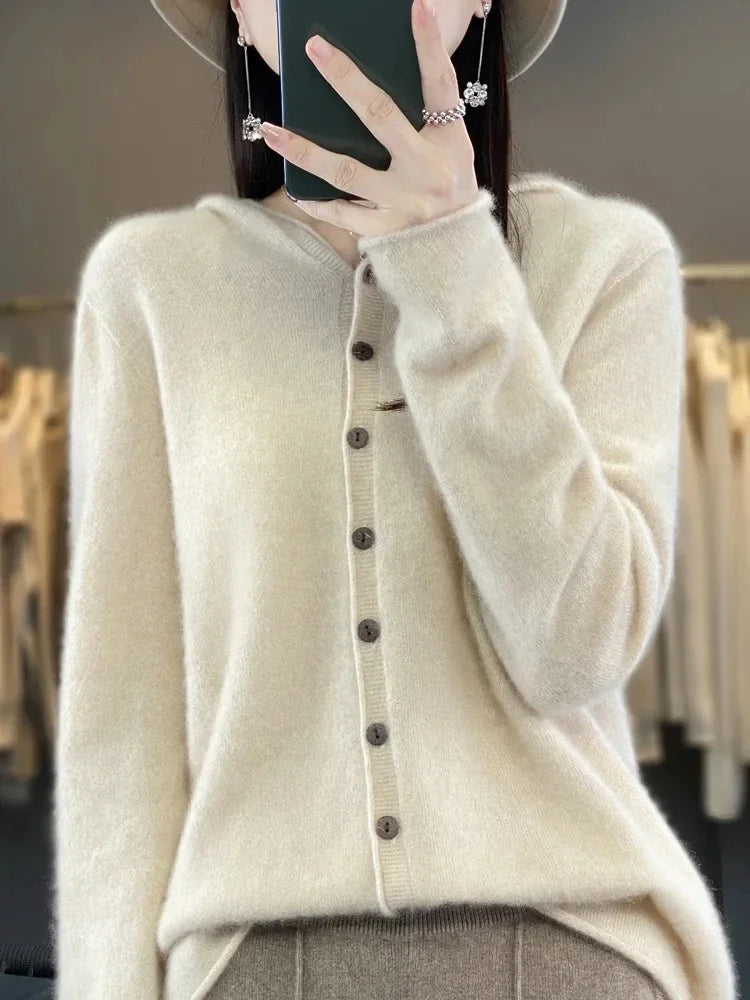 Warren Comfort Trui in een zachte crèmekleur, met een capuchon en knoopsluiting aan de voorkant. Deze stijlvolle en comfortabele trui is ideaal voor een casual, warme uitstraling en past goed bij verschillende outfits. Het verfijnde ontwerp maakt het een perfecte keuze voor zowel dagelijks gebruik als meer relaxte gelegenheden.