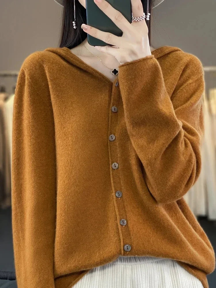 Warren Comfort Trui in een warme mosterdgele kleur, met een capuchon en knoopsluiting aan de voorkant. Deze zachte en stijlvolle trui biedt zowel comfort als een moderne uitstraling, perfect voor een casual en relaxte look. De combinatie van het tijdloze ontwerp en de comfortabele stof maakt deze trui ideaal voor dagelijks gebruik.