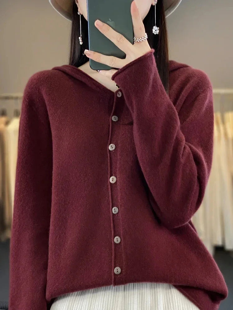 Warren Comfort Trui in bordeauxrood, met een stijlvolle knoopsluiting en een zachte, comfortabele pasvorm. Perfect voor dagelijks gebruik, deze trui biedt zowel warmte als een elegante uitstraling, ideaal voor een casual maar chique look. Het ontwerp met een capuchon maakt het een praktische keuze voor koudere dagen.