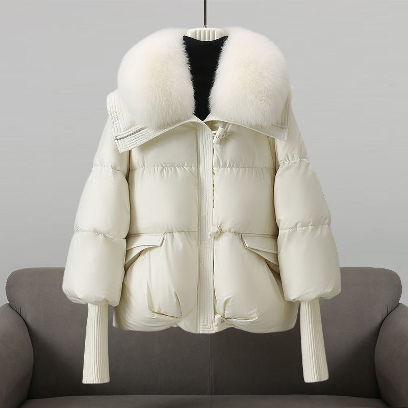 Windix lichtgewicht windjas in gebroken wit met een zachte bontkraag. De jas heeft een gewatteerd ontwerp, ruime zakken en een ritssluiting, perfect voor een stijlvolle en warme winterlook.