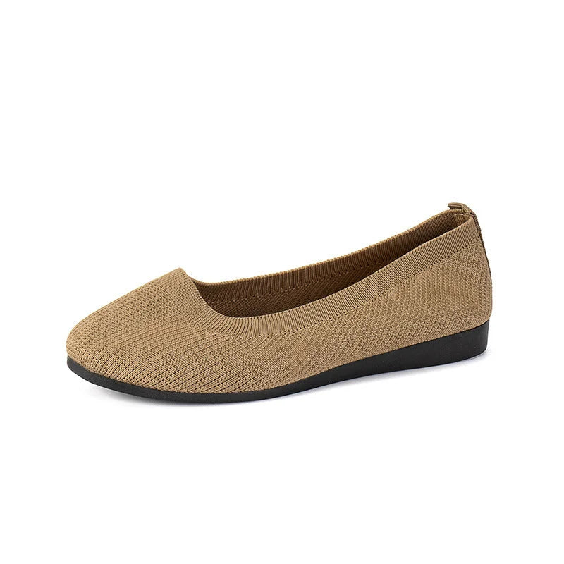Beige comfortabele schoenen van het merk Xelara, met een lichtgewicht en ademend ontwerp, perfect voor dagelijks gebruik met een subtiele, comfortabele zool.