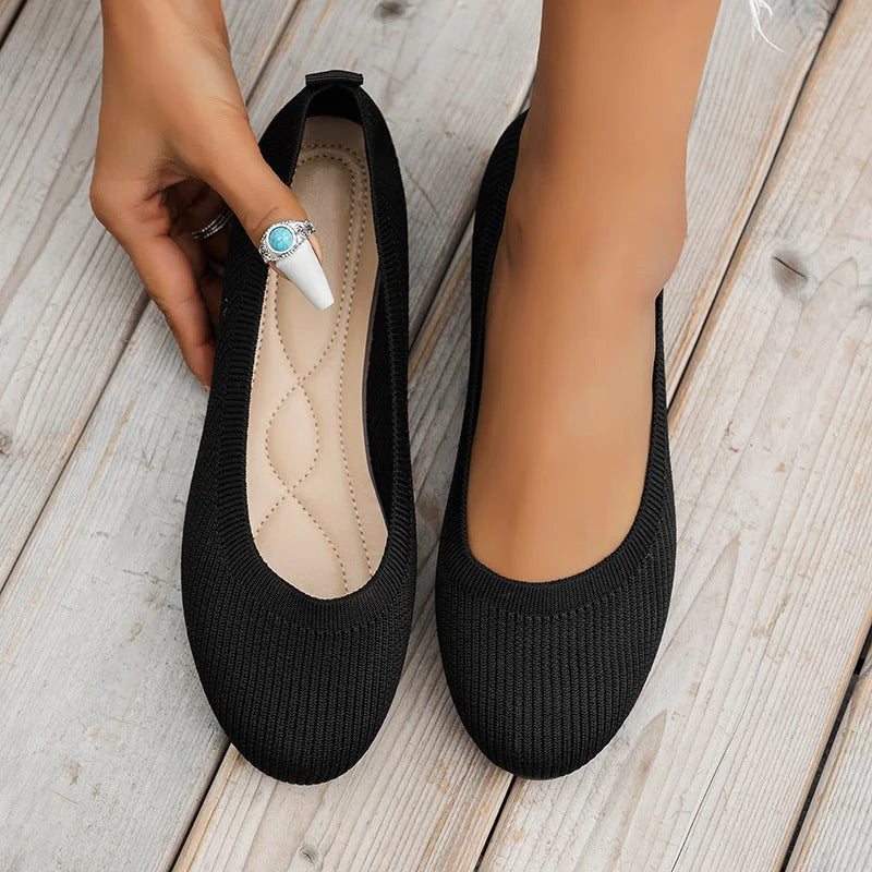 Zwarte comfortabele schoenen van het merk Xelara, met een elastische stof en een flexibele zool, ideaal voor dagelijks gebruik en langdurig comfort.