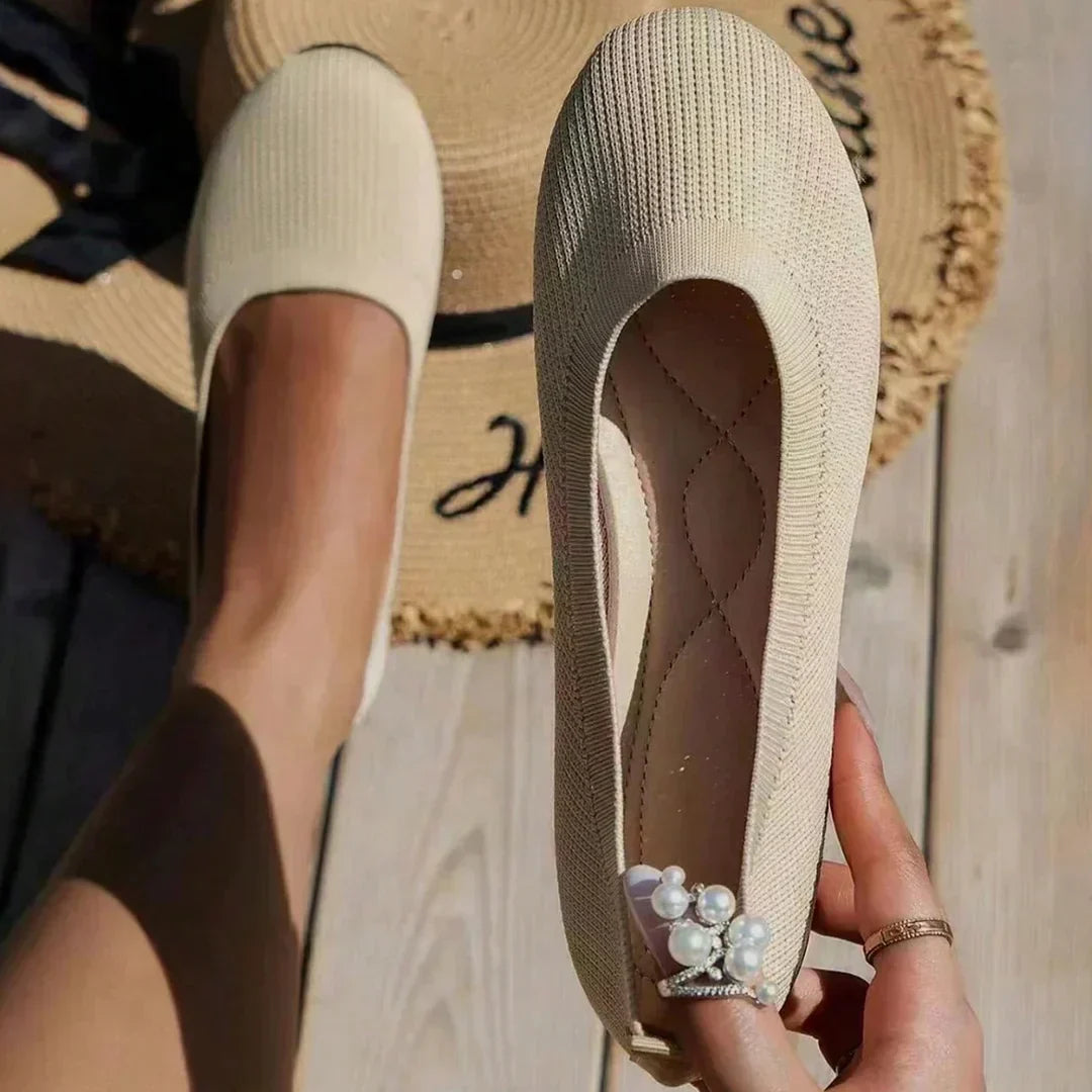 Beige comfortabele schoenen van het merk Xelara, met een zachte, elastische stof en een flexibele zool voor langdurig comfort, perfect voor dagelijks gebruik.