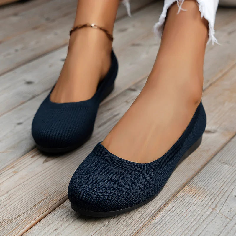 Blauwe comfortabele schoenen van het merk Xelara, met een elastische ribstof en een flexibele zool, perfect voor dagelijks gebruik met een stijlvolle uitstraling en optimaal comfort.




