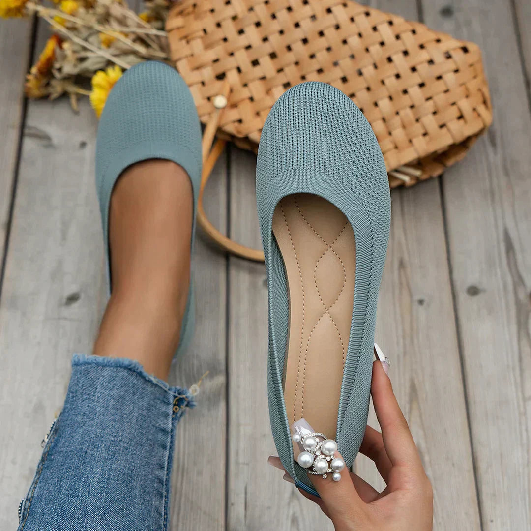 Lichtblauw comfortabele schoenen van het merk Xelara, met een elastische ribstof en een flexibele zool, perfect voor dagelijks gebruik met een stijlvolle uitstraling en optimaal comfort.