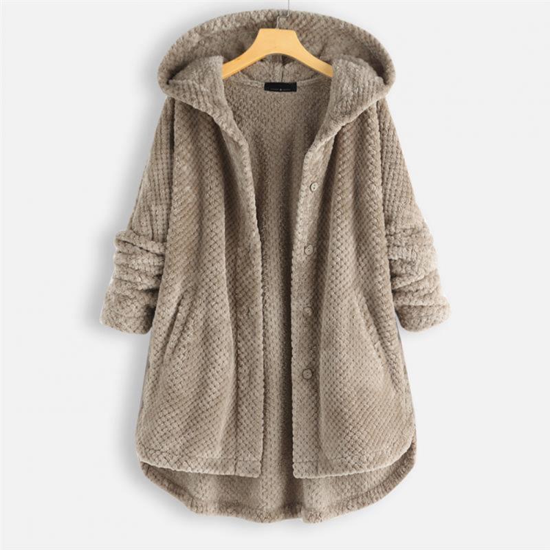  De Yara stijlvolle jas in beige heeft een zachte en comfortabele textuur, met een handige capuchon. Het ontwerp biedt een losse pasvorm en is ideaal voor koude dagen. De jas is voorzien van knopen en zakken aan de zijkanten, waardoor hij zowel functioneel als modieus is. Perfect voor dagelijks gebruik, biedt deze jas warmte en stijl in één.