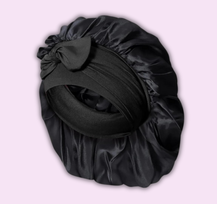 Zanara zijden slaapmuts, ontworpen voor nachtcomfort en haarbescherming. De slaapmuts heeft een luxe uitstraling met een zachte, zwarte satijnen stof en een elastische band voor een comfortabele pasvorm. Het is ideaal voor het behouden van de gezondheid van je haar tijdens de nacht, door te voorkomen dat het uitdroogt of breekt. Perfect voor een diepe nachtrust met een vleugje elegantie.