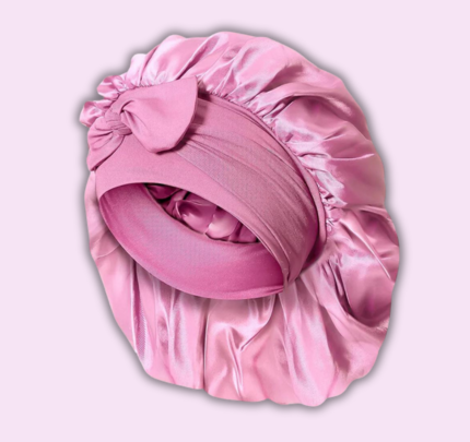Zanara zijden slaapmuts in een zachte roze kleur, ontworpen voor optimaal comfort en haarbescherming tijdens de nacht. Het luxe satijn biedt een glanzend, zacht oppervlak dat het haar beschermt tegen breken, uitdrogen of pluizen. De elastische band zorgt voor een veilige pasvorm, terwijl de charmante strik aan de voorkant een elegante touch toevoegt. Perfect voor het behouden van gezonde haargroei terwijl je slaapt.