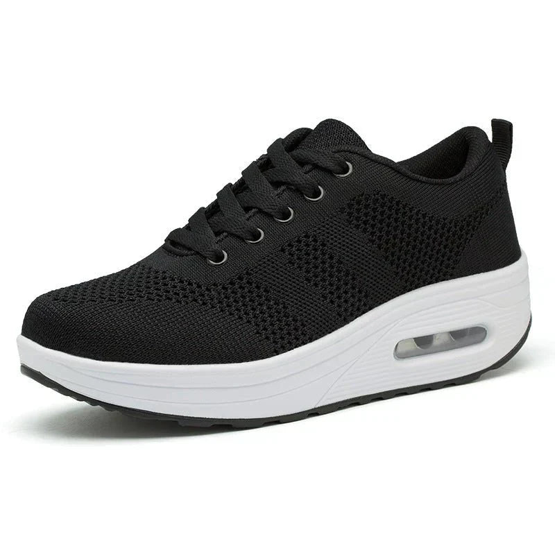 ZappoFlex zwarte sneakers met witte zool, mesh bovenwerk voor ademend vermogen en extra ondersteuning voor dagelijks comfort.