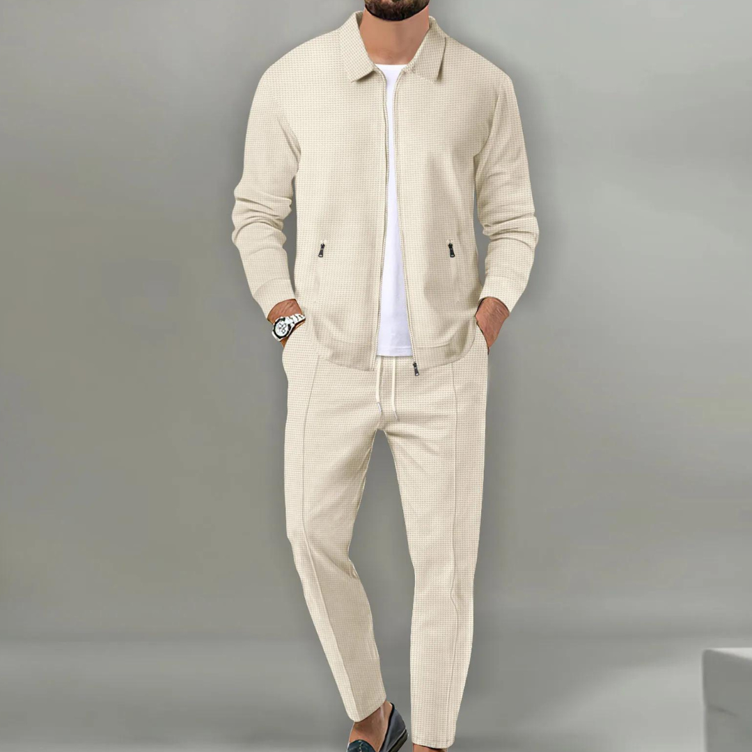 Zara Lounge Set in beige, comfortabel en stijlvol voor ontspanning, met een ritssluiting en bijpassende broek, ideaal voor een casual look.