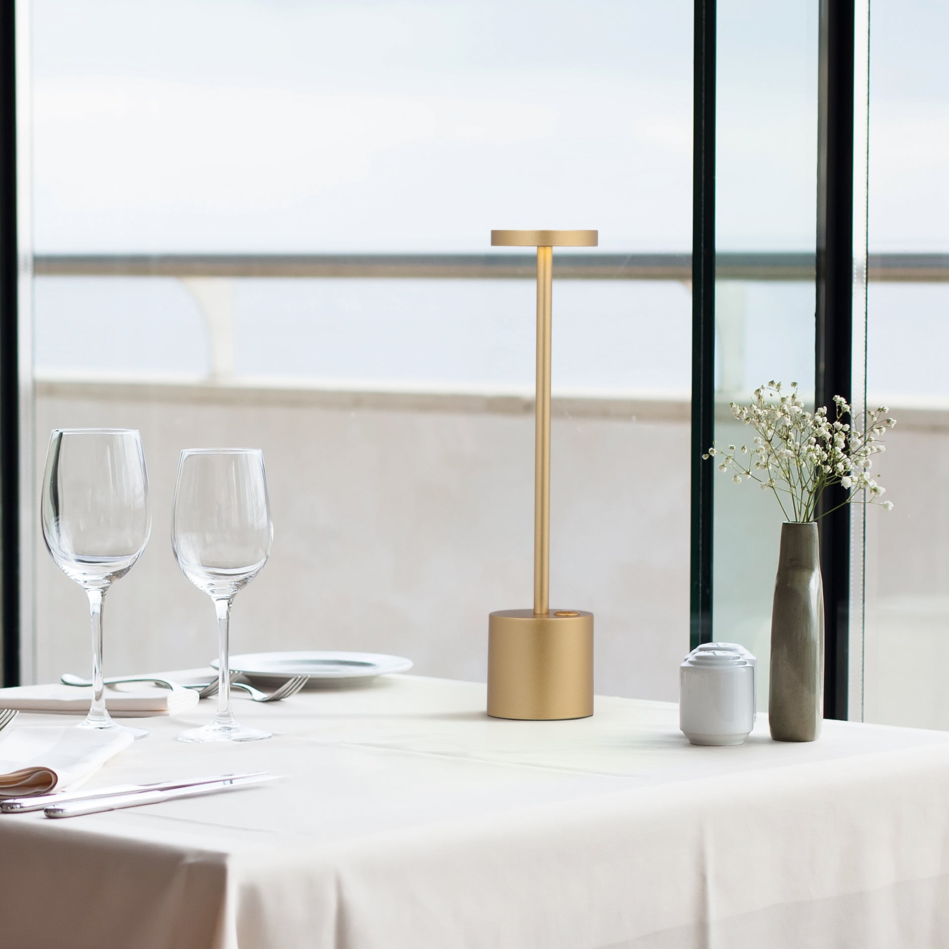 Zenlumo Bologna LED Tafellamp, elegant gouden ontwerp op tafel, perfect voor sfeervolle verlichting.