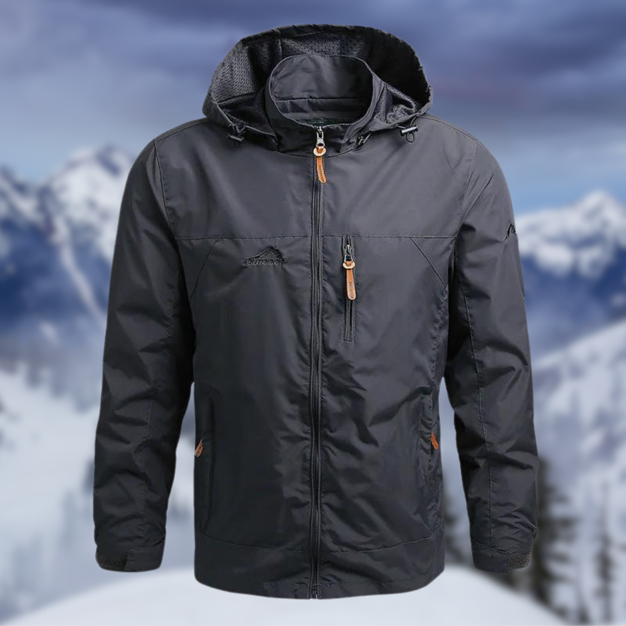  Zwarte beschermende jas met capuchon en oranje accenten. Deze praktische en stijlvolle jas is ideaal voor koude weersomstandigheden en outdoor avonturen, met meerdere ritszakken voor extra functionaliteit. Perfect voor het combineren van bescherming tegen het weer met een moderne uitstraling.