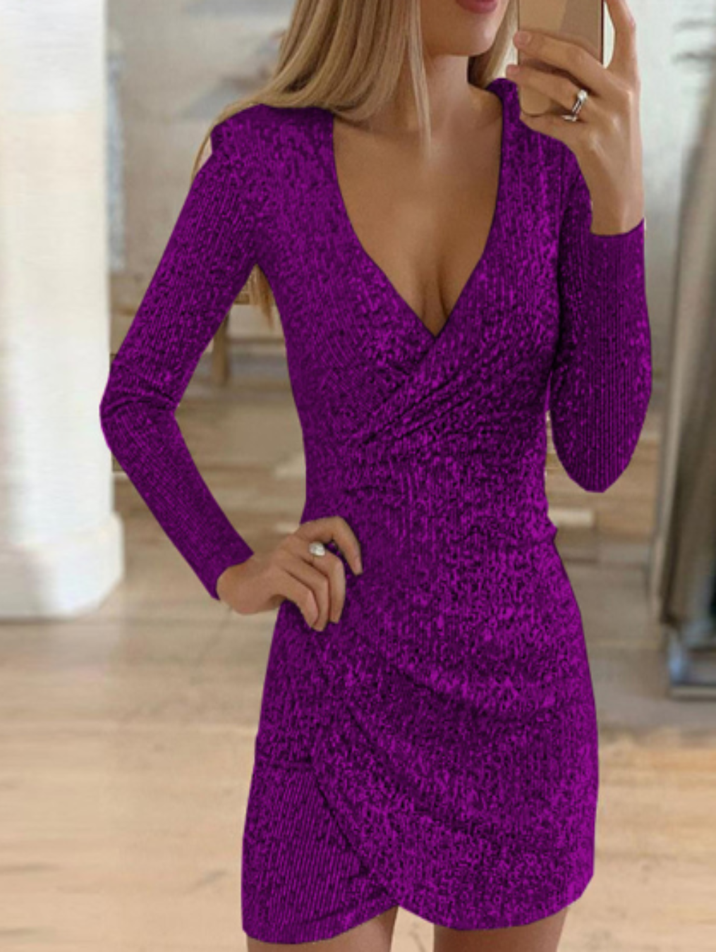 Deze paarse paillettenjurk van Zephyrine straalt elegantie uit met zijn verfijnde ontwerp en glamoureuze uitstraling. De V-hals en lange mouwen zorgen voor een flatterende pasvorm, terwijl de glinsterende details de jurk perfect maken voor een feest of speciale gelegenheid. Voeg wat glamour toe aan je avondlook met deze statement jurk.