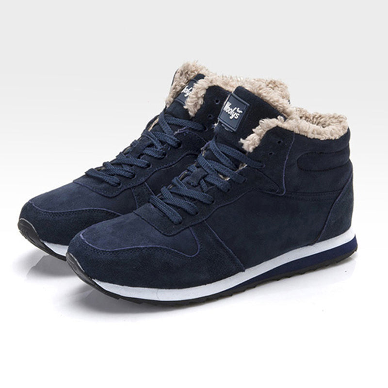 Zerra Ankle Boot in donkerblauw, met een zachte voering voor ultiem comfort en warmte. Deze stijlvolle schoenen combineren een sportieve uitstraling met een praktisch ontwerp, perfect voor dagelijks gebruik in de winter. De stevige zool biedt grip, terwijl de comfortabele pasvorm de hele dag door aangenaam blijft.