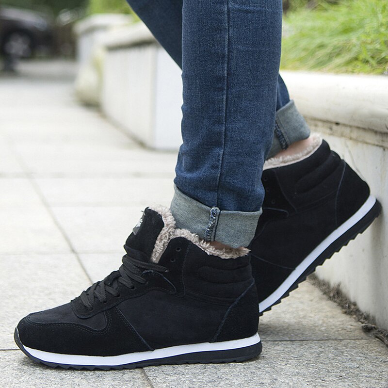 Zerra Ankle Boots in zwart met een zachte voering voor extra comfort. Deze stijlvolle schoenen combineren een sportieve look met warmte, perfect voor de koude maanden. Het ontwerp met veters en een stevige zool biedt zowel ondersteuning als een trendy uitstraling.