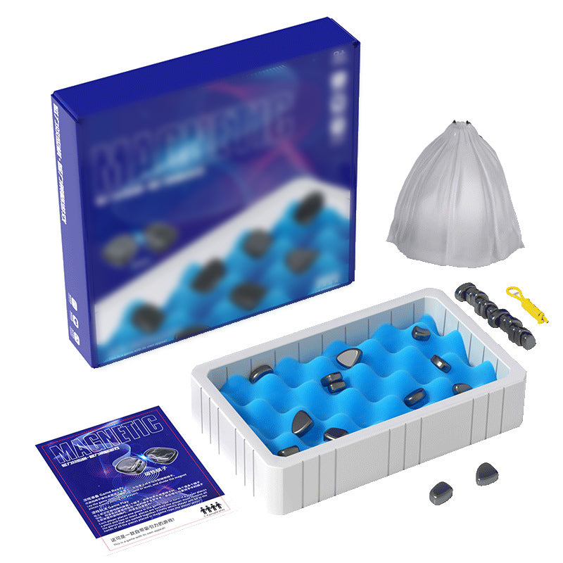 De verpakking van het Zevano Magnetisch Schaakspel is zichtbaar, met het schaakbord in een wit doosje met blauwe kussentjes om de stukken te houden. Het doosje bevat de magnetische schaakstukken, een opbergtas, een instructieblad en een gele sleutel om de stukken gemakkelijk te verplaatsen. Het spel heeft een educatief en interactief ontwerp.