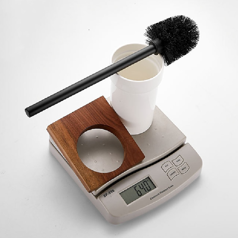 Zietto toiletborstelset met zwarte borstel, witte houder en houten wandsteun, weergegeven op een digitale weegschaal die 640 gram aangeeft. Een functioneel en stijlvol ontwerp voor hygiënisch gebruik in de badkamer of het toilet.