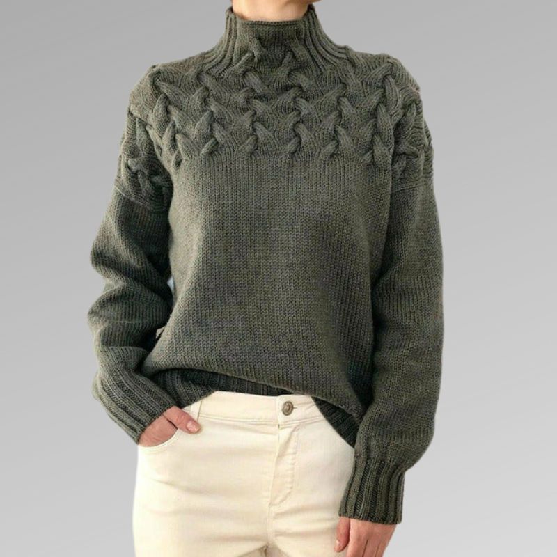 Zimora veelzijdige casual trui in donkergroen, met een stijlvol gevlochten patroon rond de schouders en hoge kraag. De trui heeft een comfortabele pasvorm en lange mouwen, ideaal voor een warme en trendy look tijdens koudere dagen. Perfect te combineren met jeans of lichte broeken voor een casual, maar modieuze uitstraling.