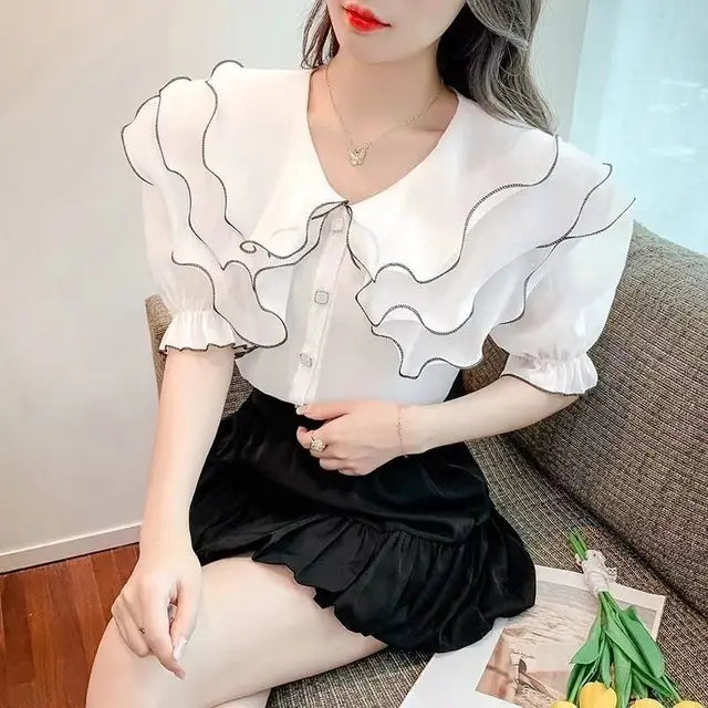 Whispering Petals Blusa leggera in chiffon con colletto Peter Pan e ruches