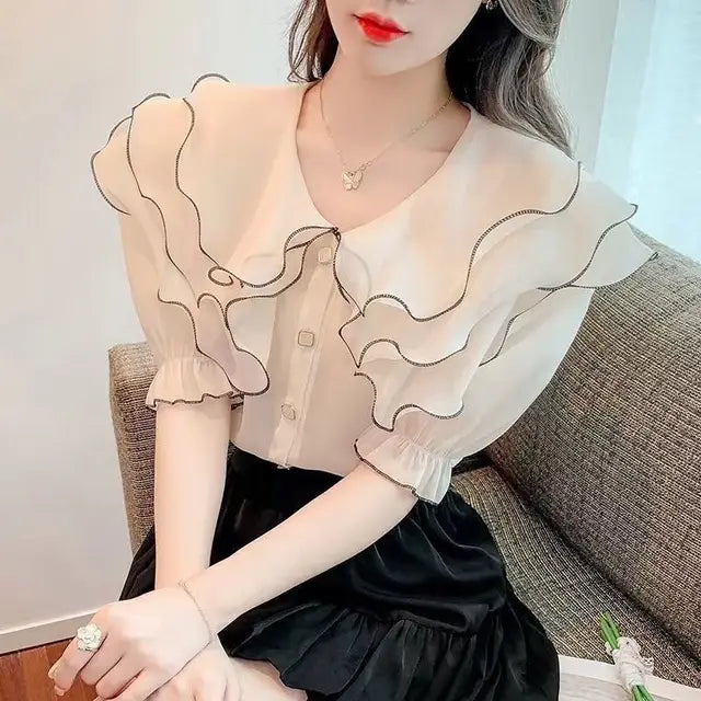 Whispering Petals Blusa leggera in chiffon con colletto Peter Pan e ruches