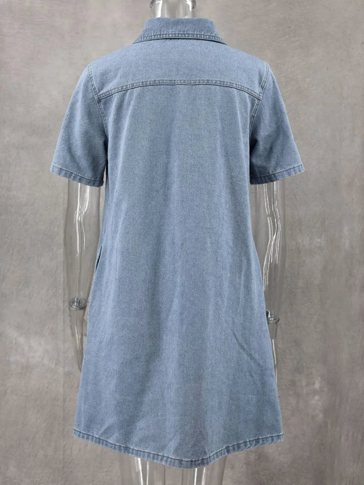 Abito di jeans blu estivo soleggiato