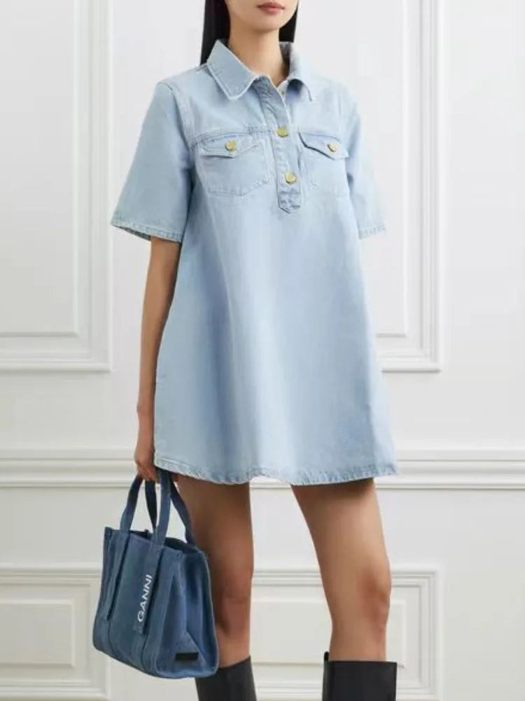 Abito di jeans blu estivo soleggiato