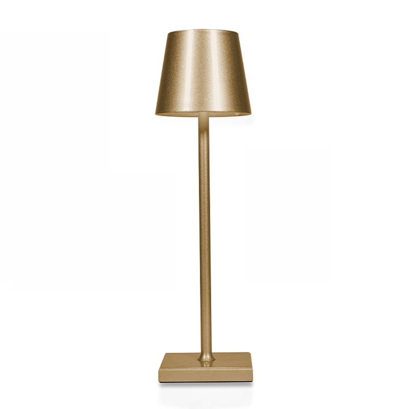 Een elegante gouden draadloze tafellamp met een minimalistisch ontwerp. De lamp heeft een slanke, rechte voet en een glanzend, conisch lampenkapje. Perfect voor een moderne en verfijnde sfeer in elk interieur