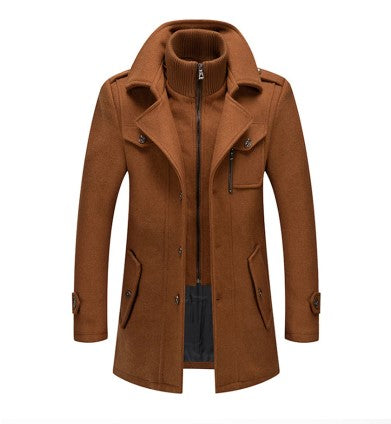 Een luxe winterjas in warm kastanjebruin, met een hoge kraag en een dubbele ritssluiting. De jas heeft stijlvolle details zoals zakken met knoopsluitingen en een moderne snit, wat het een elegante en comfortabele keuze maakt voor de wintermaanden. Het ontwerp combineert functionaliteit en mode voor een verfijnde uitstraling.