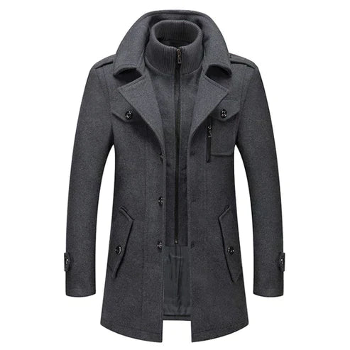 Een luxe grijze winterjas met een moderne uitstraling. De jas heeft een hoge kraag, rits- en knoopsluitingen, en functionele zakken. Het is een stijlvol en warm kledingstuk, perfect voor de winter, met verfijnde details die een elegante uitstraling geven.
