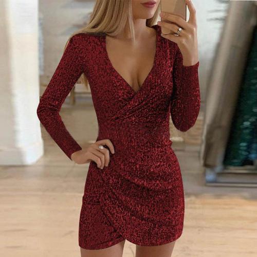 Rode glinsterende jurk voor dames met lange mouwen en een diepe V-hals. De jurk heeft een flatterende drapering die de vrouwelijke vormen benadrukt, perfect voor een glamoureuze look tijdens een avondje uit of speciale gelegenheid.