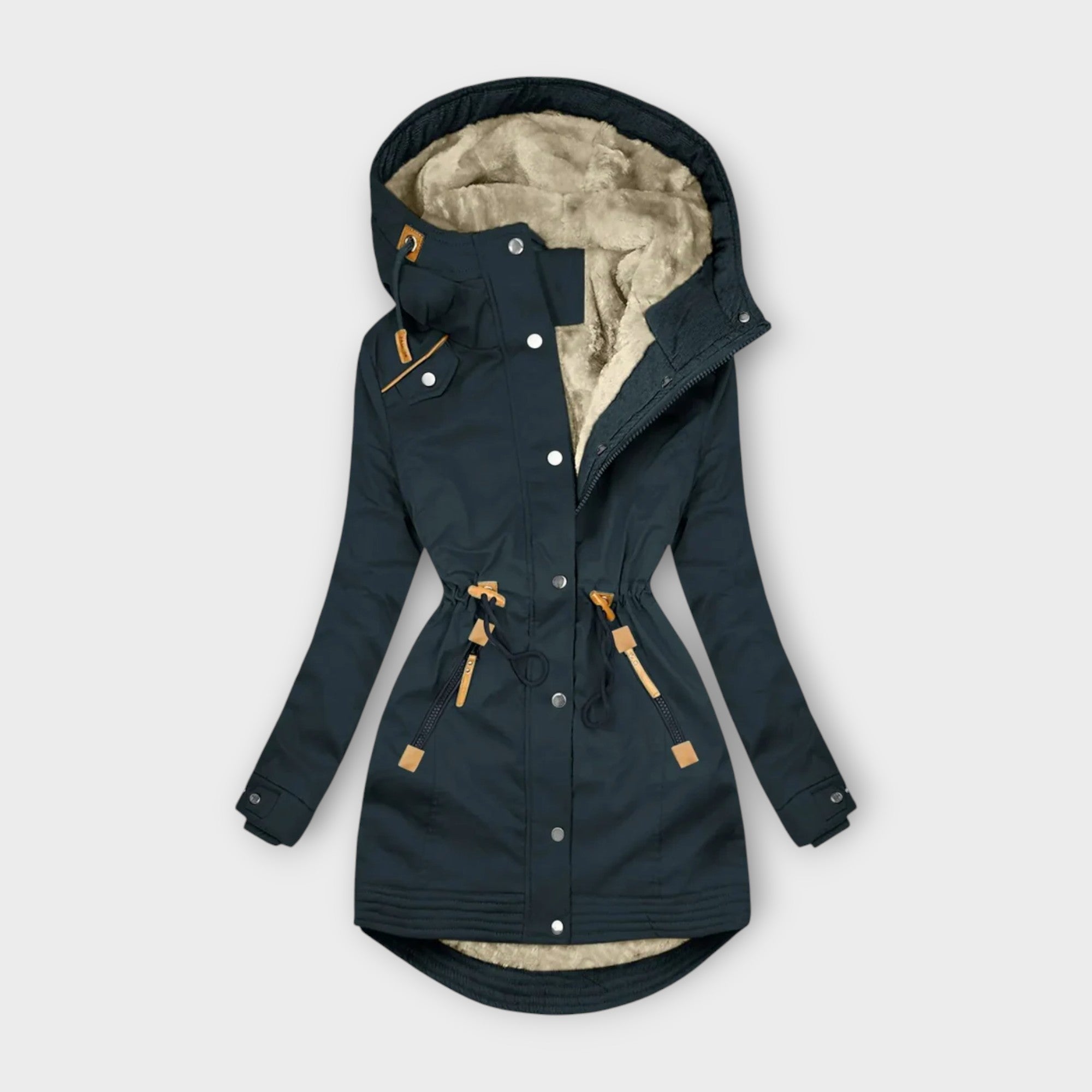 Zylora marineblauwe winterjas met zachte teddyvoering en een elegante afwerking. De jas heeft een verstelbare taille, een capuchon en handige zakken met rits. Voorzien van leren accenten en drukknopen, perfect voor een warme en stijlvolle winterlook.