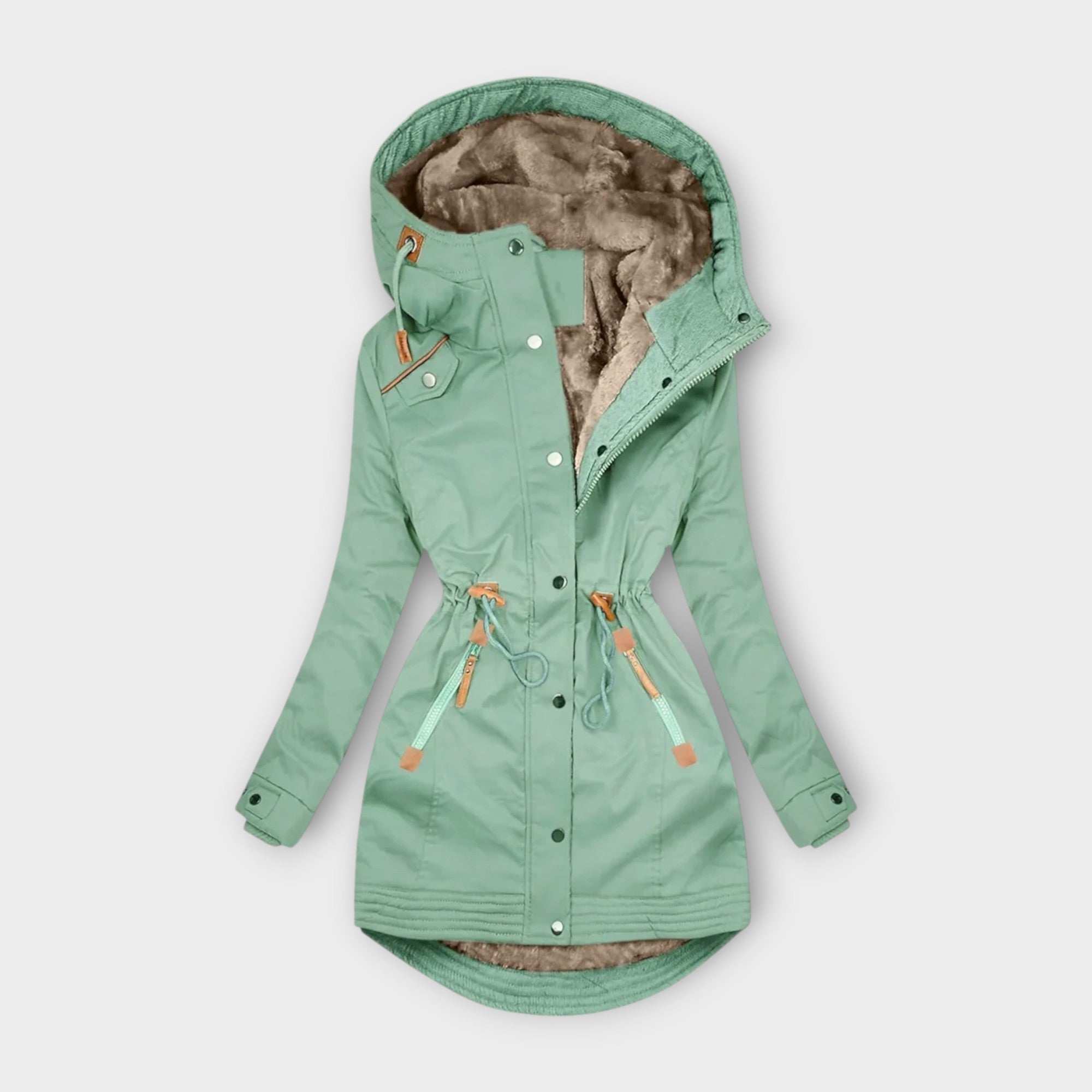 Zylora stijlvolle winterjas in mintgroen met warme teddyvoering. Voorzien van een taillekoord, capuchon en rits met drukknopen. De jas heeft praktische zakken met rits en leren accenten voor een trendy en comfortabele winterlook.