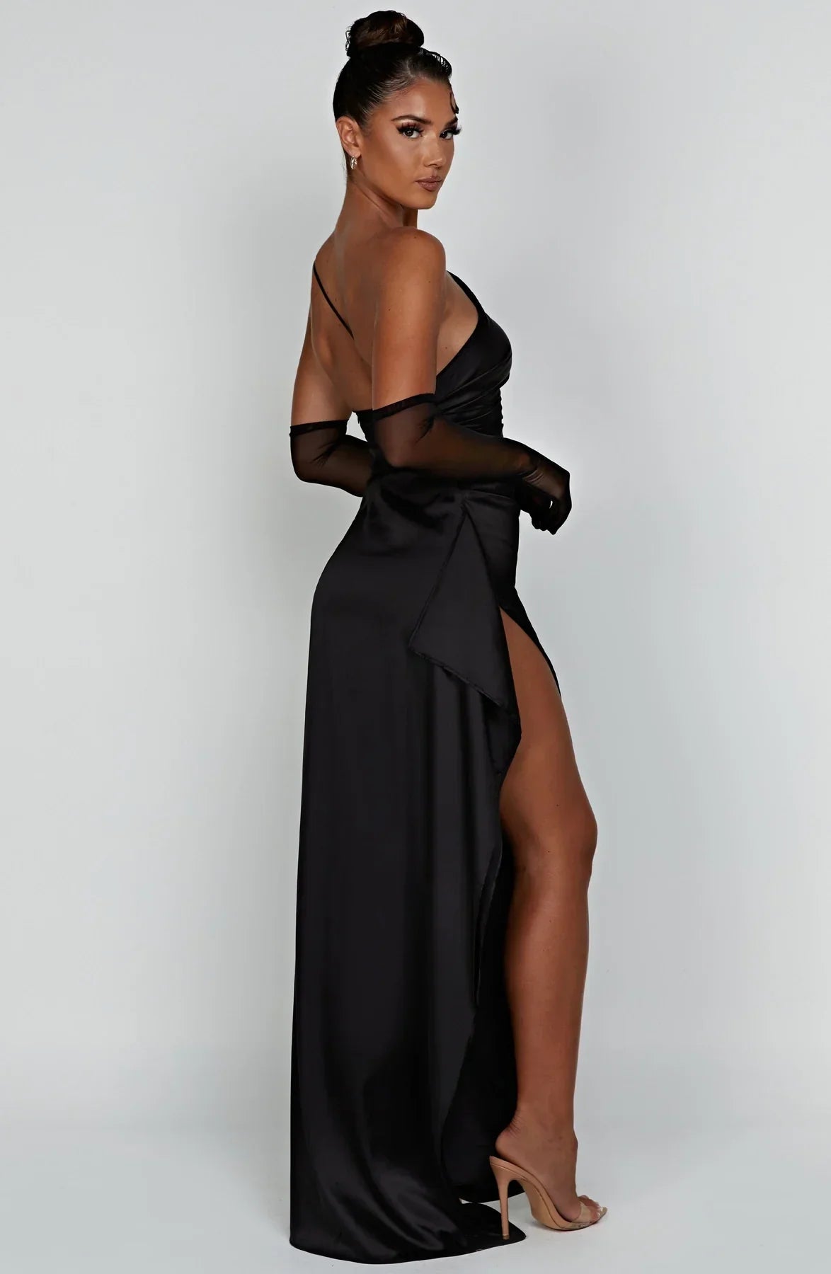 VELANORA Vestito in raso seducente con spacco e una spalla sola