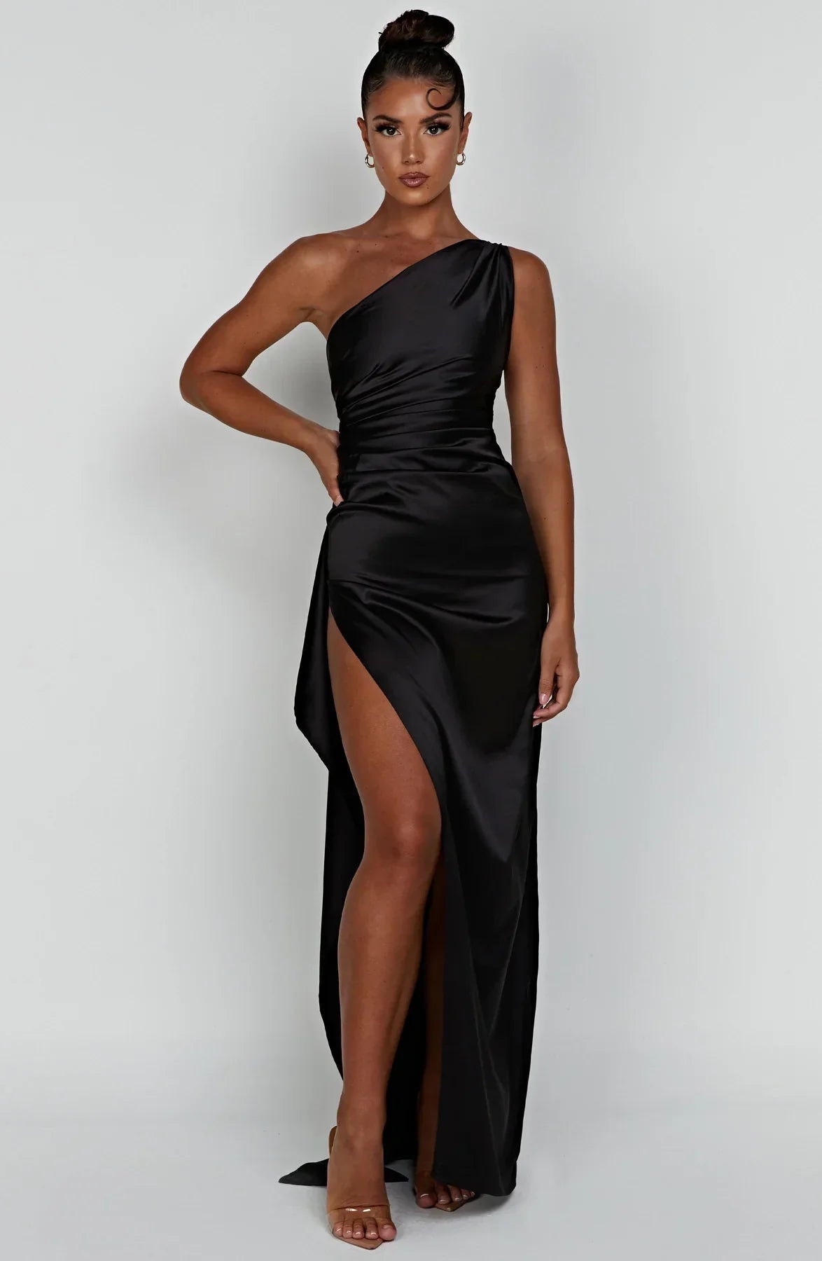 VELANORA Vestito in raso seducente con spacco e una spalla sola