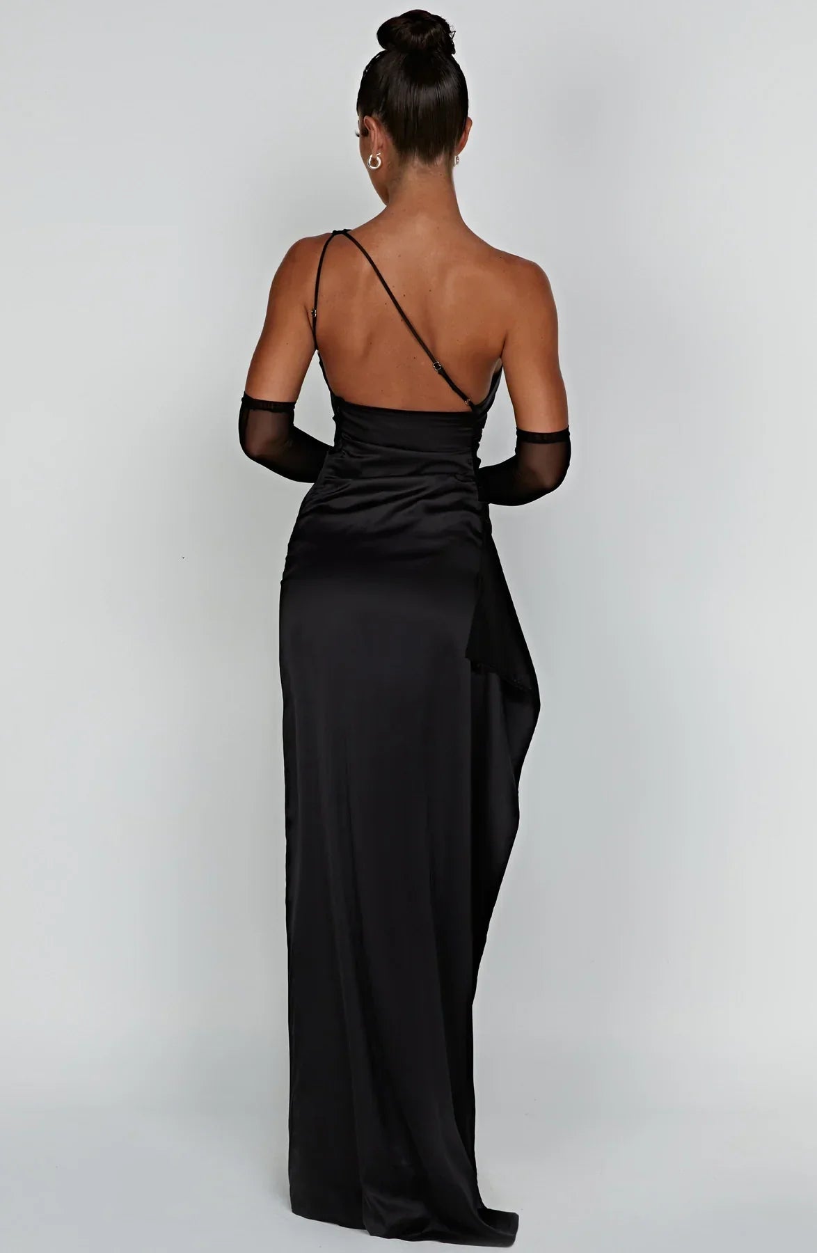 VELANORA Vestito in raso seducente con spacco e una spalla sola