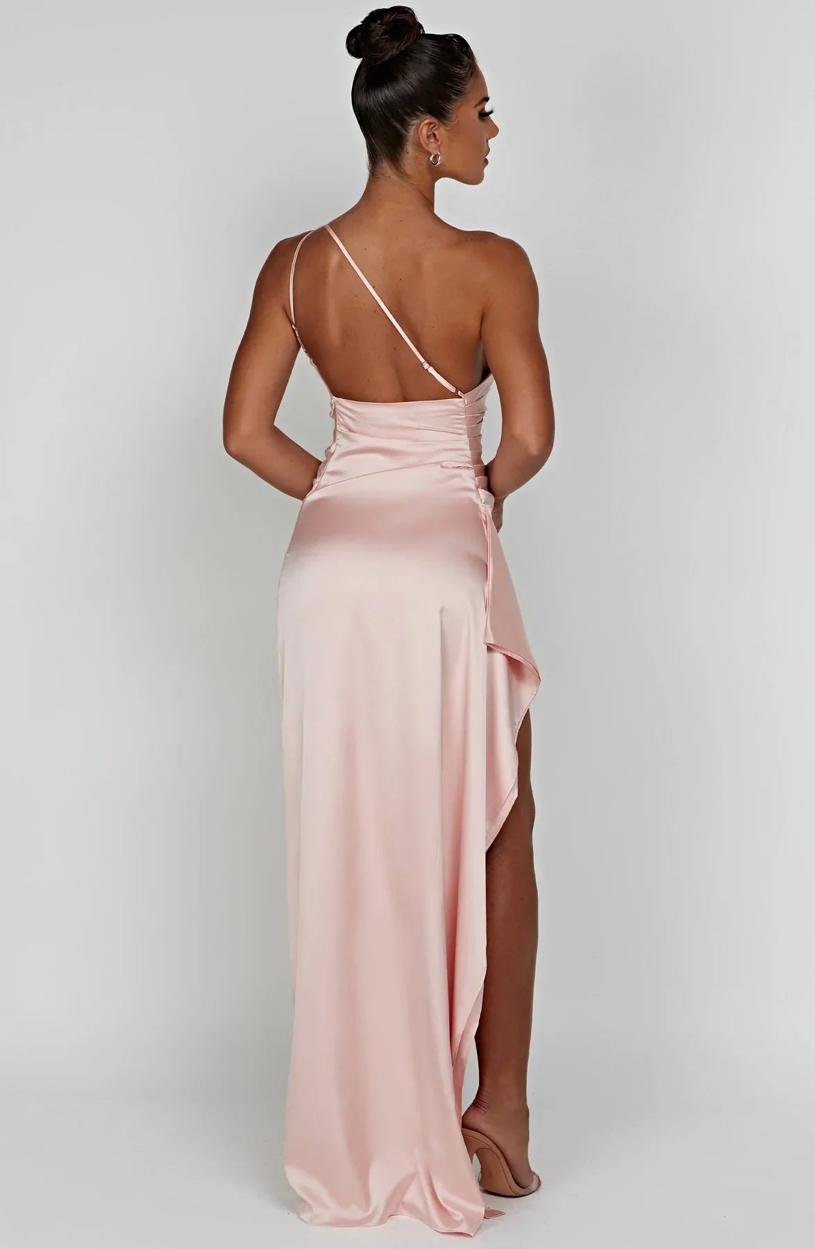 VELANORA Vestito in raso seducente con spacco e una spalla sola