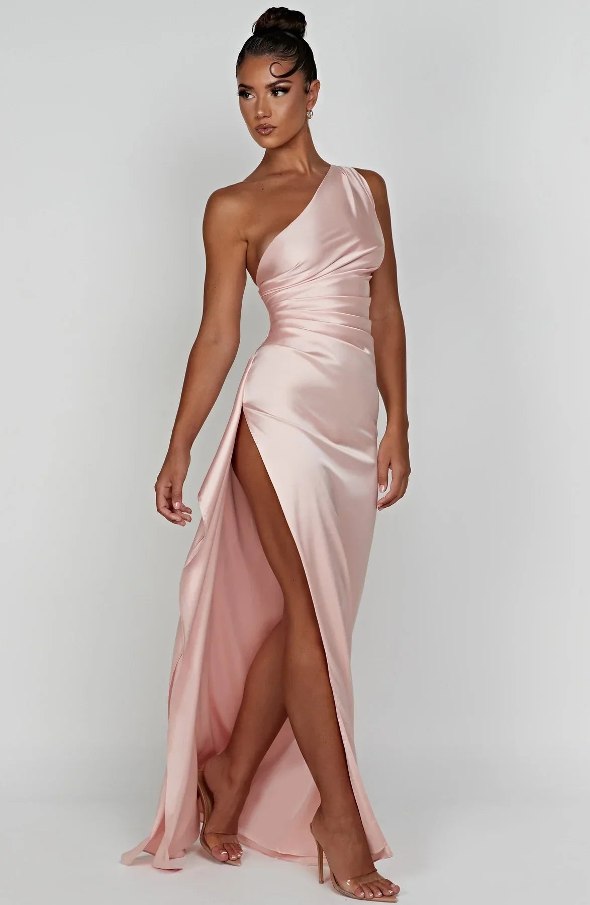 VELANORA Vestito in raso seducente con spacco e una spalla sola
