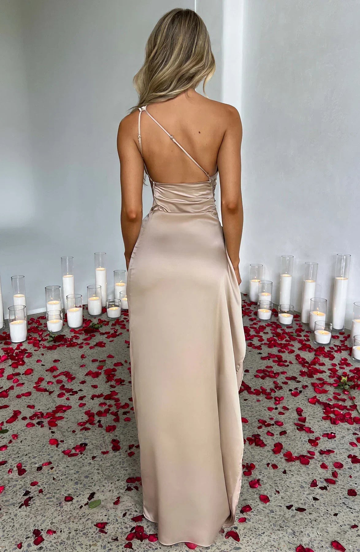 VELANORA Vestito in raso seducente con spacco e una spalla sola