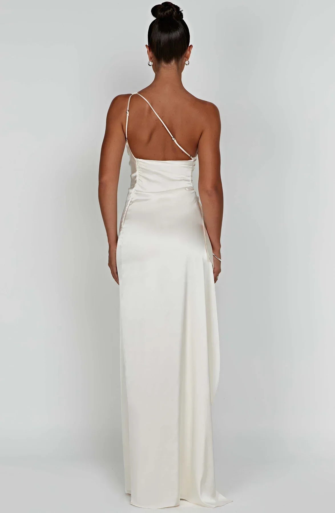 VELANORA Vestito in raso seducente con spacco e una spalla sola