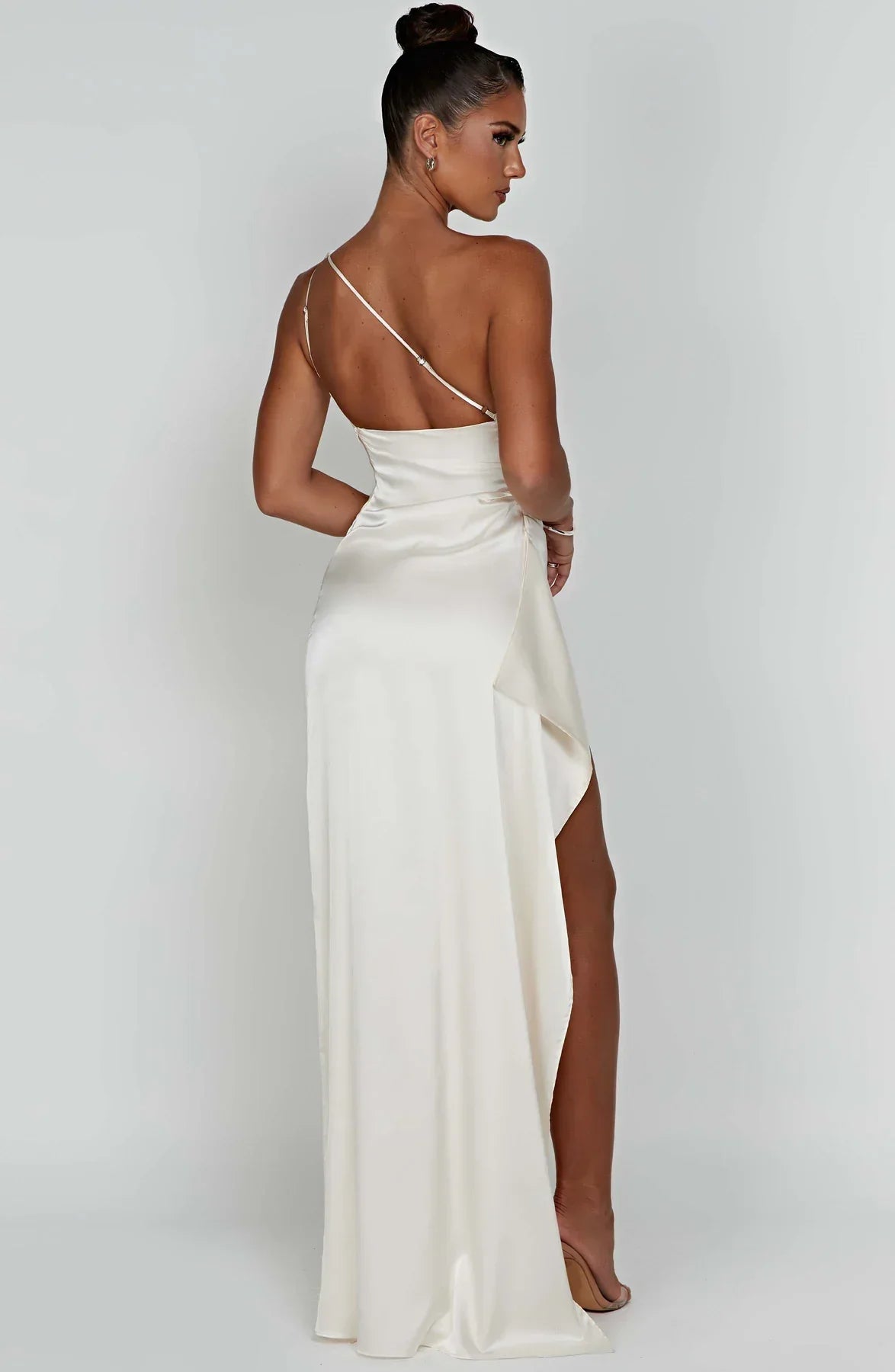 VELANORA Vestito in raso seducente con spacco e una spalla sola