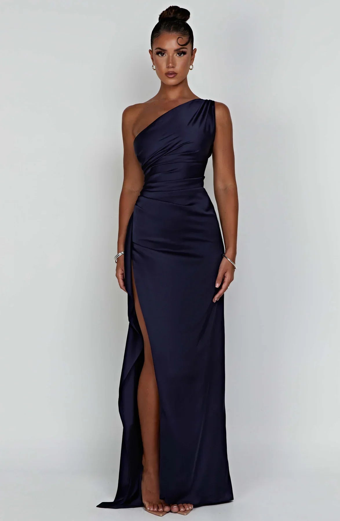 VELANORA Vestito in raso seducente con spacco e una spalla sola