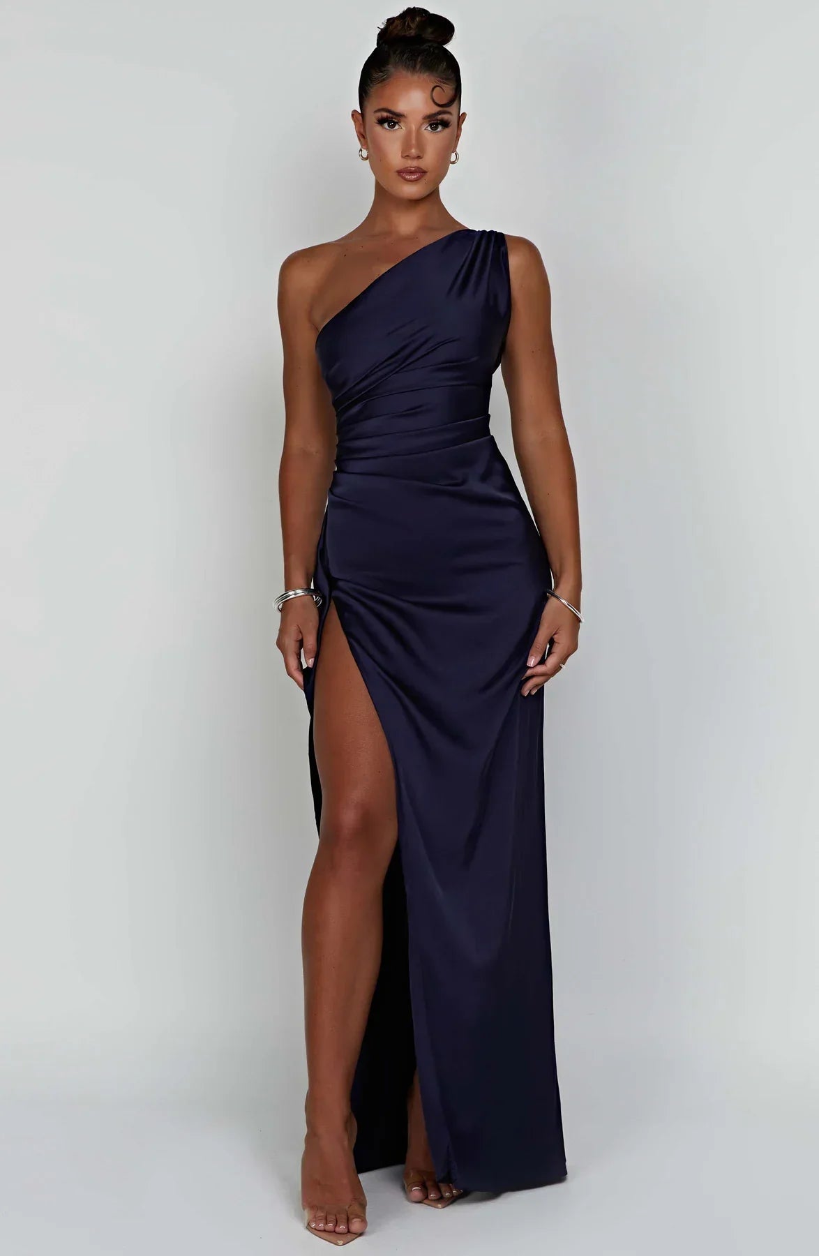 VELANORA Vestito in raso seducente con spacco e una spalla sola