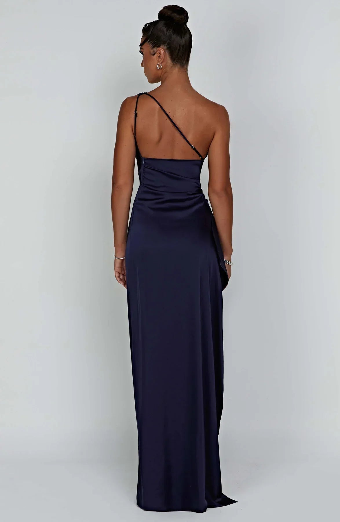 VELANORA Vestito in raso seducente con spacco e una spalla sola