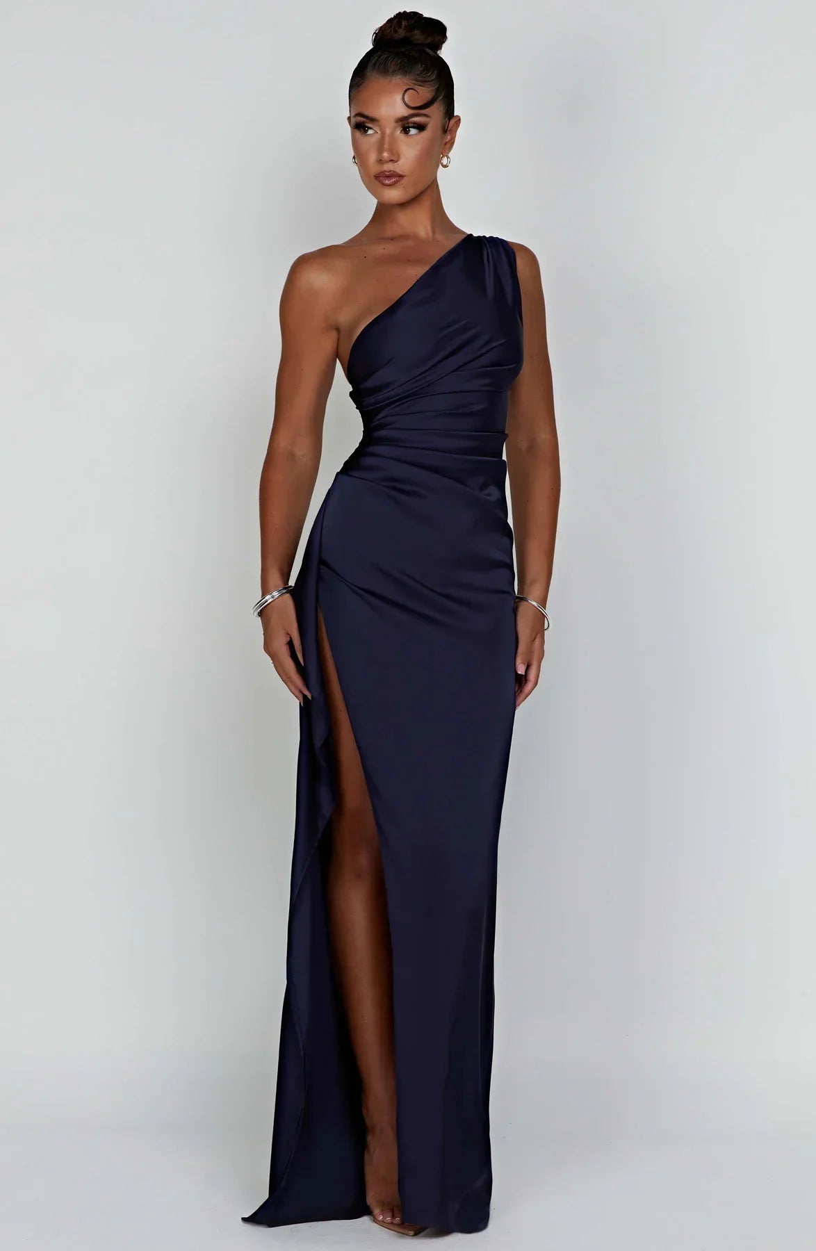 VELANORA Vestito in raso seducente con spacco e una spalla sola
