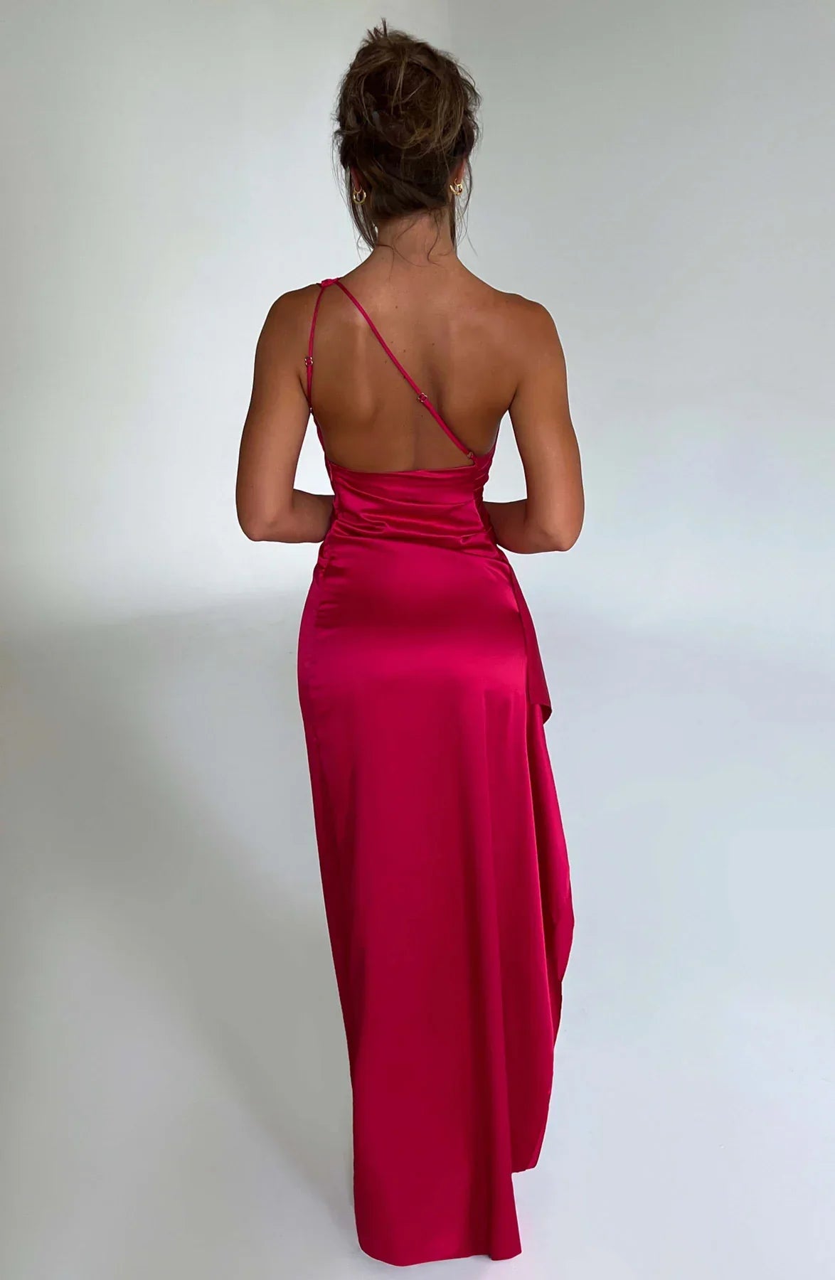 VELANORA Vestito in raso seducente con spacco e una spalla sola