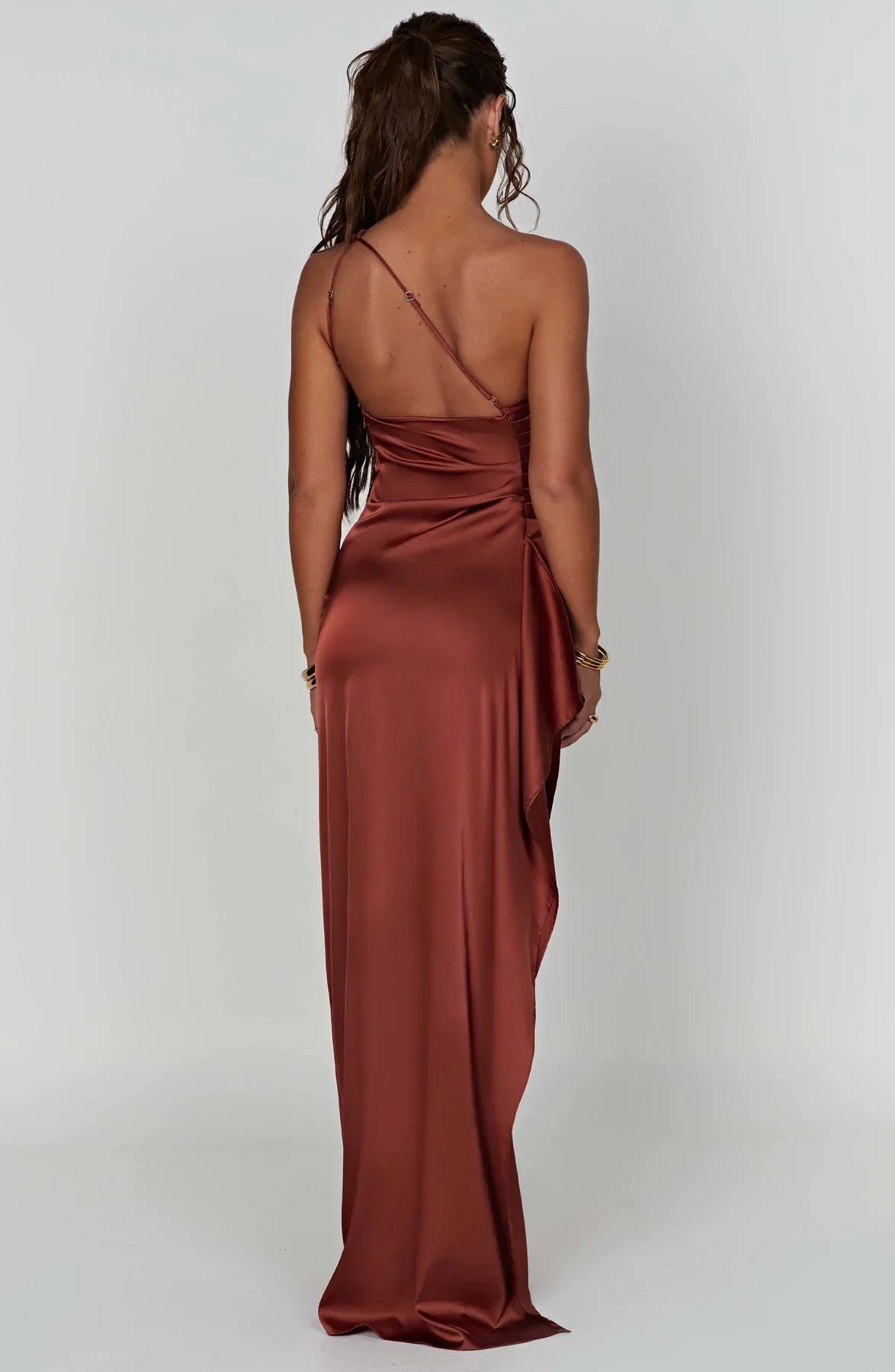 VELANORA Vestito in raso seducente con spacco e una spalla sola
