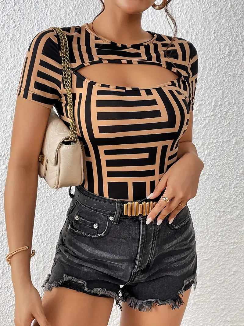 Elegante T-shirt con scollo ritagliato