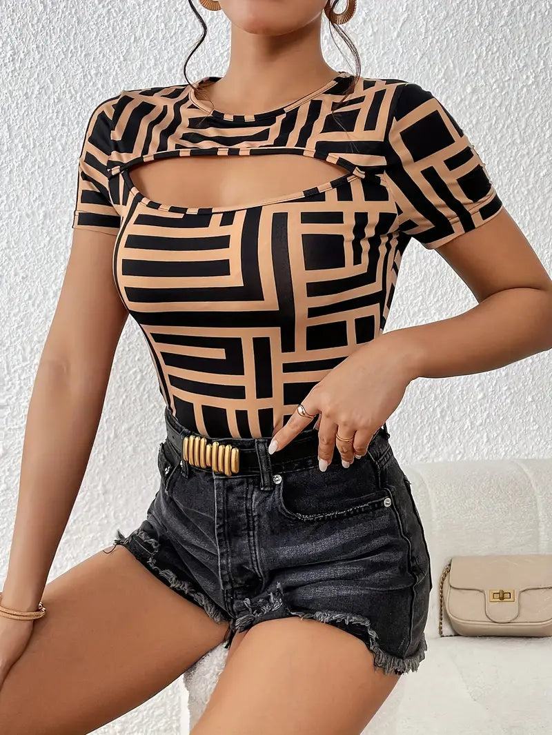Elegante T-shirt con scollo ritagliato